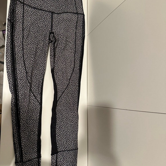 lululemon athletica Black and White Patterned Leggings - Picture 1 of 3